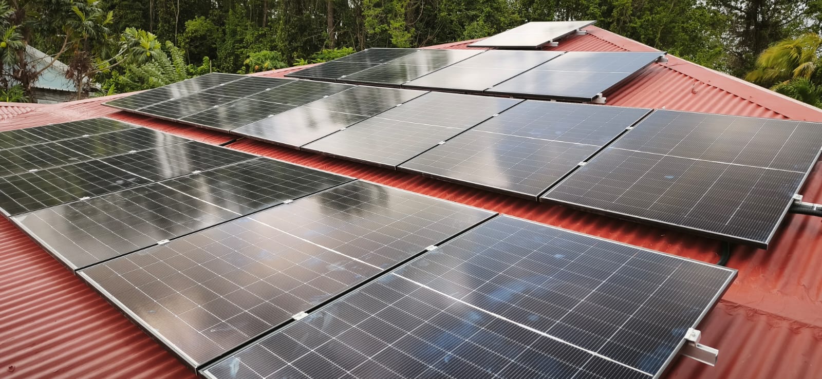 Installation 11 kWc 24 panneaux JA Solar 460W batterie BSL 20 kWh Ducos Martinique
