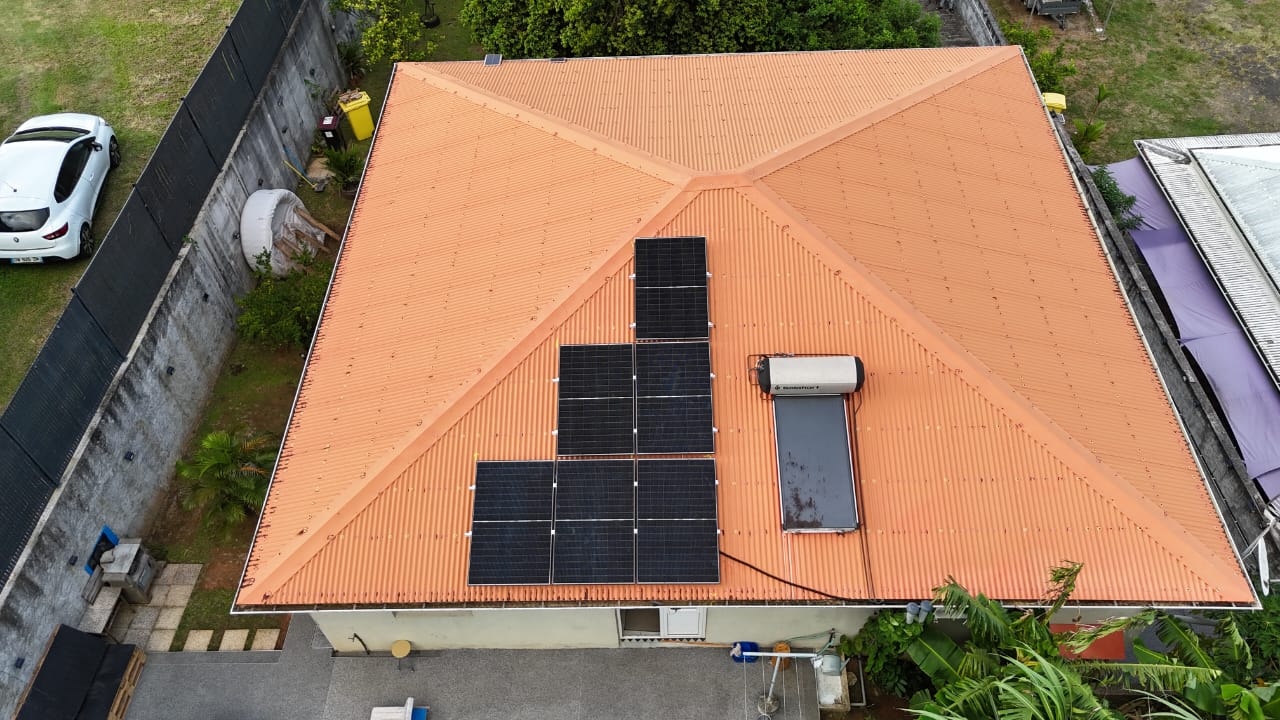 Installation 2,76 kWc 6 panneaux JA Solar 460W batterie BSL 5 kWh onduleur Deye Ducos Martinique