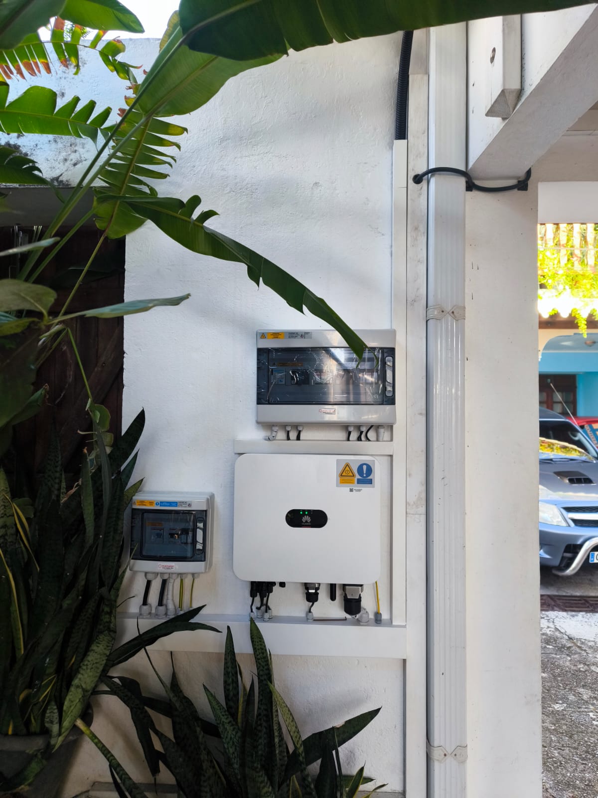 Vue d'ensemble d'une installation photovoltaïque de 6 kWc à Saint-Pierre, Martinique