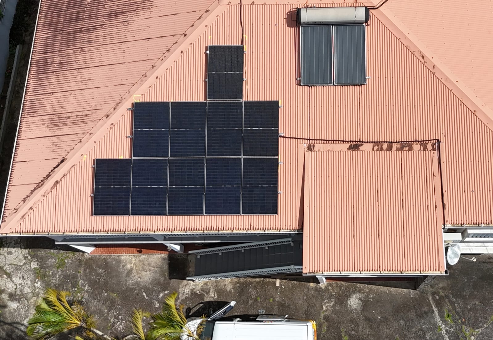 Installation 9 kWc 20 panneaux JA Solar 450W onduleur Hinen A12000S batteries 18 kWh Fort-de-France Martinique