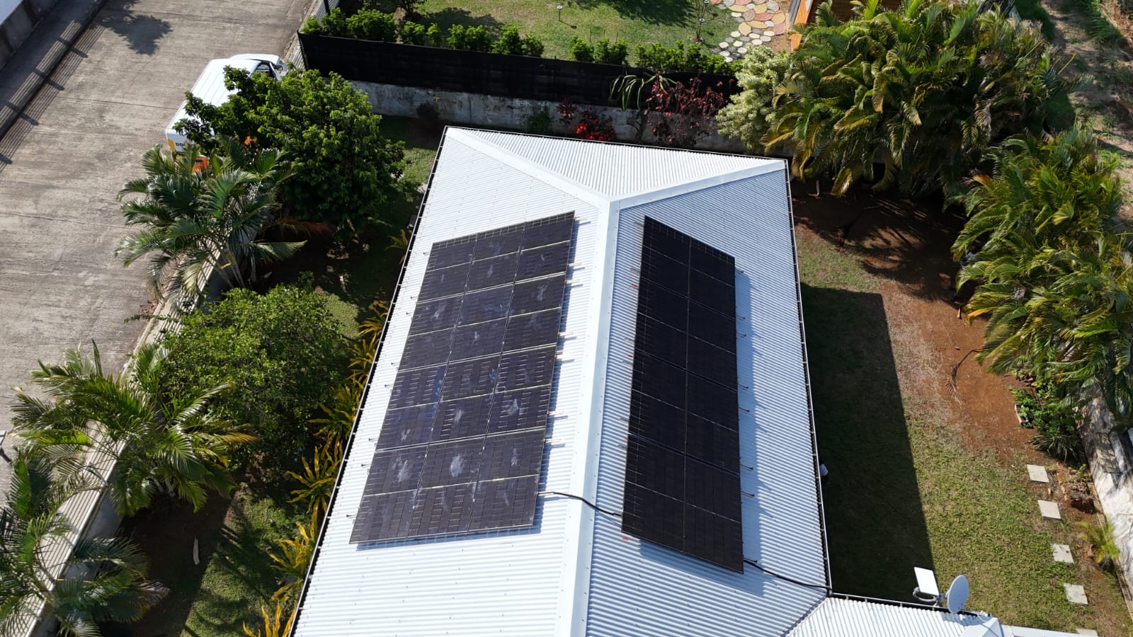 Installation 9 kWc 20 panneaux 450W vue drone batteries BSL murales Victron Le Lamentin Martinique